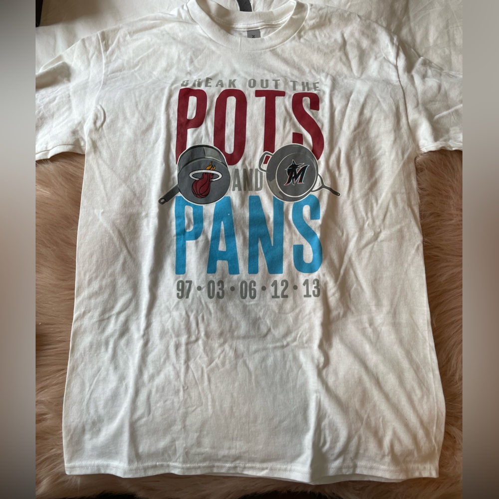 NWOT Men or Women’s Marlins T-Short size medium unisex